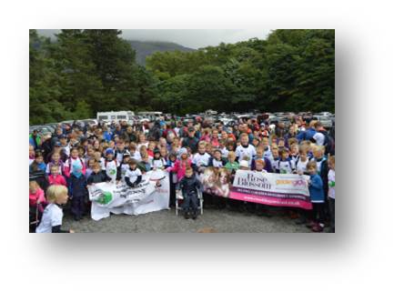 An image showing the hundred+ people volunteering to climb Snowden for Joining Jack and the Rose Blossom Trust, plus others.