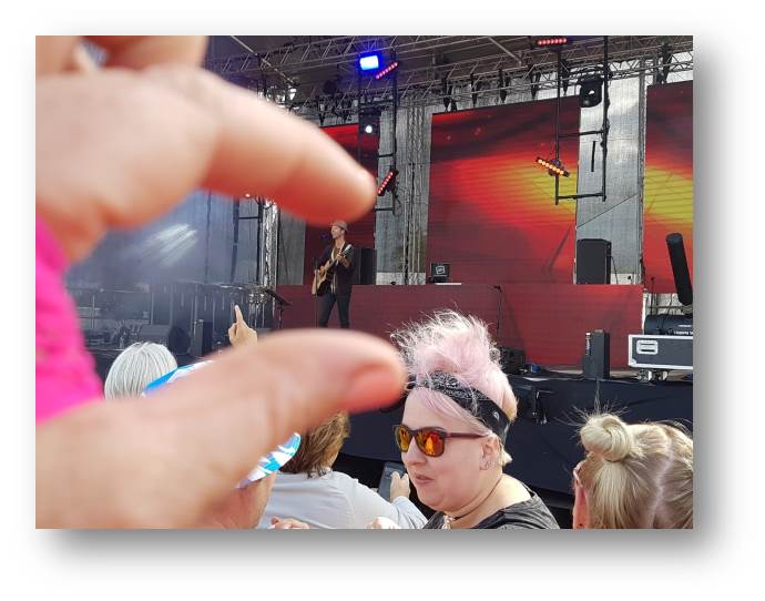 Rachel had been waiting for Chesney Hawkes to come on all weekend but his latest track Hindsight was in truth a bit rubbish ..in hindsight